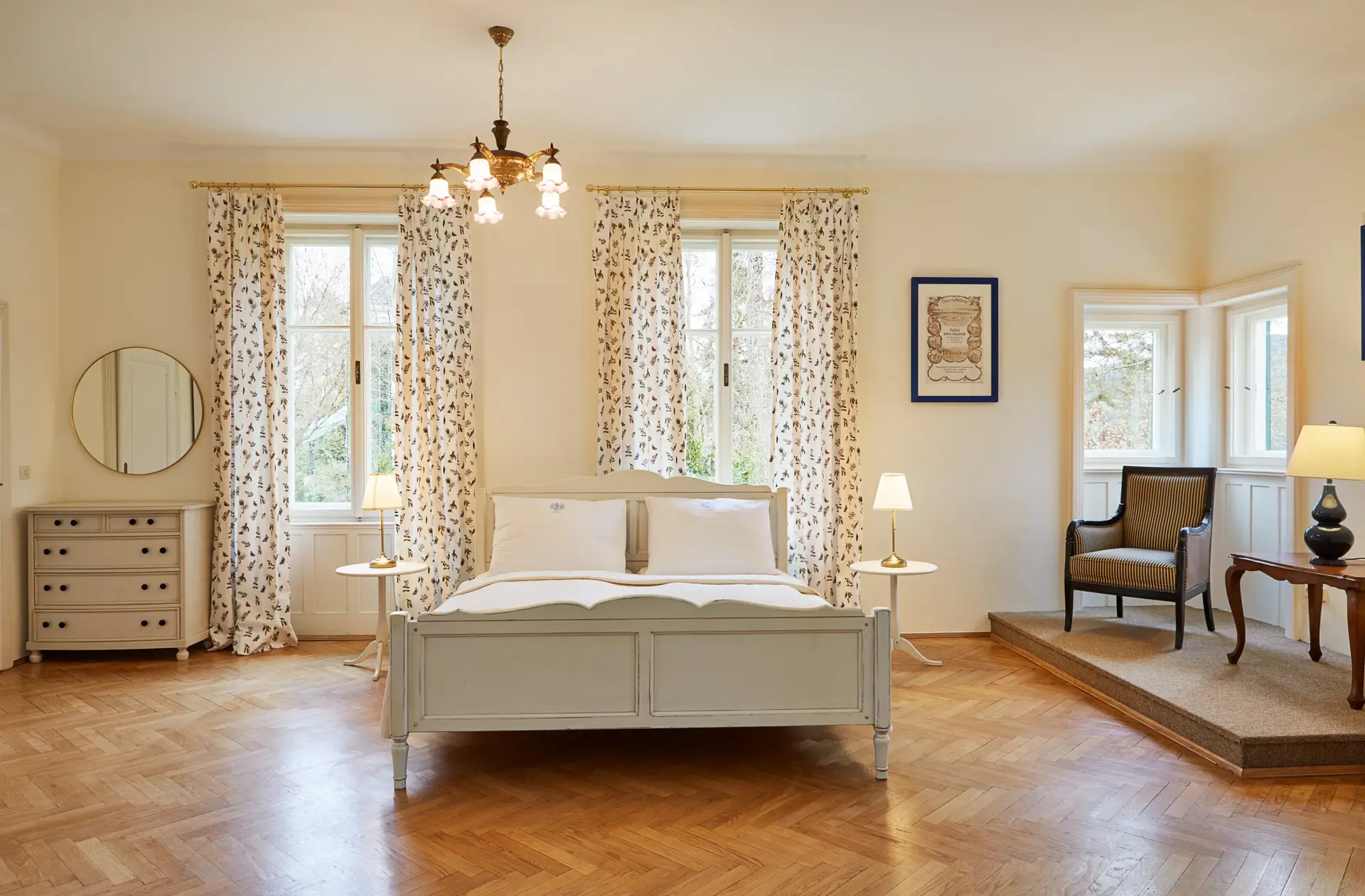 Seeappartements Eden – Appartement Hildegard Eden; Seeappartements Eden; seit 1913; https://www.seeappartements-eden.com; Villa Eden am See; Haus Eden; Gartenhaus Eden; Wörthersee; Kärnten; Österreich; Werftenstrasse 69-73; 9210 Pörtschach am Wörthersee; Familie Dr. Meßner; +43 664 324 74 49; Wörthersee Architektur; Blick auf Maria Wörth; Ortsteil Pritschitz in Pörtschach am Wörthersee; info@seeappartements-eden.com; Ufer des Wörthersees; Beachfront; Bootssteg; Anlegeplatz; Liegewiese; Badeplatz; Bootshaus; Parkplätze, Ferienwohnung/en, appartements am see, traumurlaub, lakelife, sommer am see, Appartement Leopold